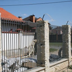кабельные выводя для подключения наружного освещения на заборе