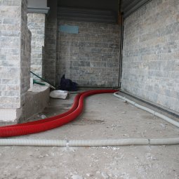 укладка кабеля и закладных труб перед бетонированием отмостки