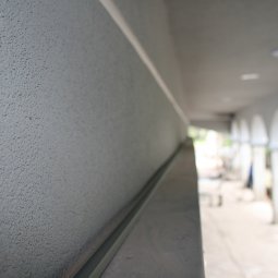 установка алюминиевого профиля на карниз