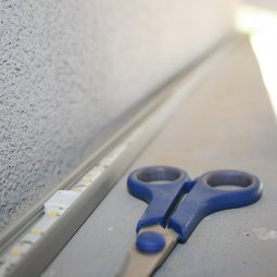 монтаж светодиодной ленты с кристаллами 3528 в профиль с использованием коннекторов