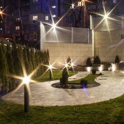 фото освещения внутреннего двора