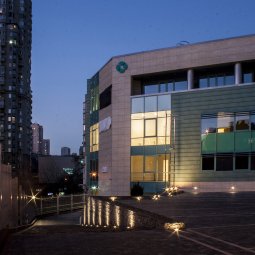 фото здания в вечернее время