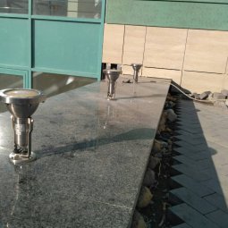 установка светильников для подсветки флагштоков